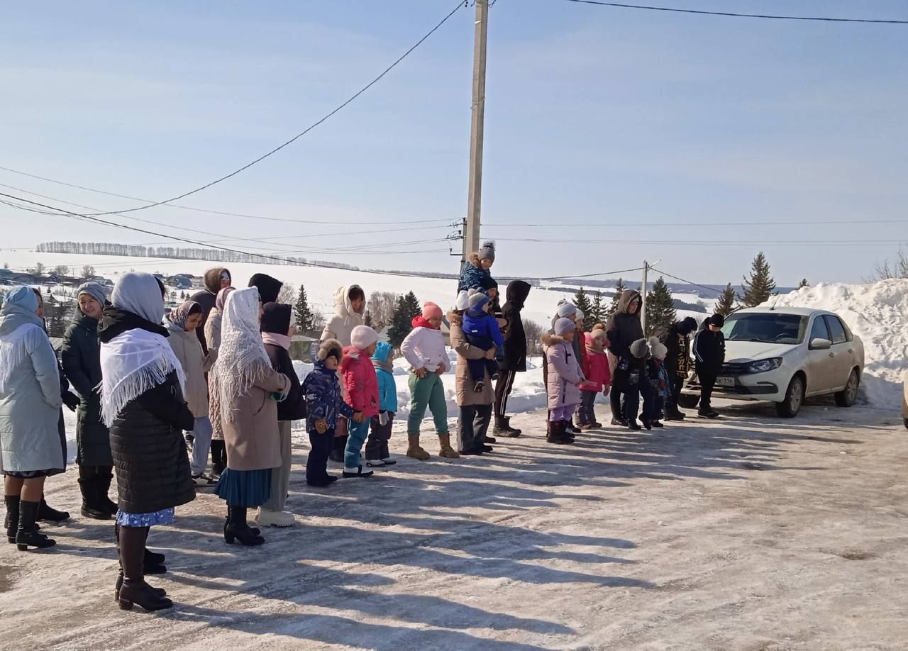 Бүген, сайлауның соңгы көнендә Бакырчы авылы клуб ишек алдында Нәүрүз бәйрәмен билгеләп үттеләр