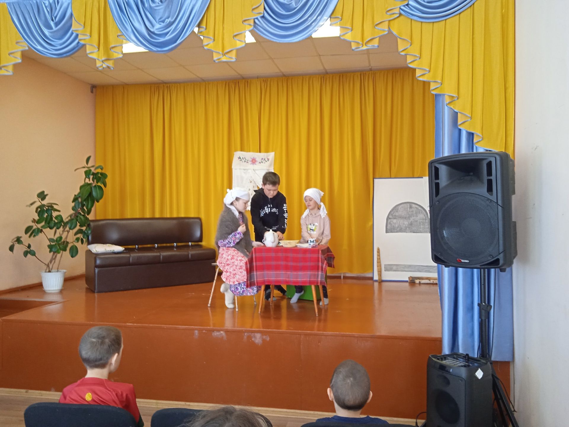 Бакырчы мәдәният йортында, балалар белән Фоат Садриевның » Икмәк тәме » исемле әсәрен сәхнәләштергәннәр