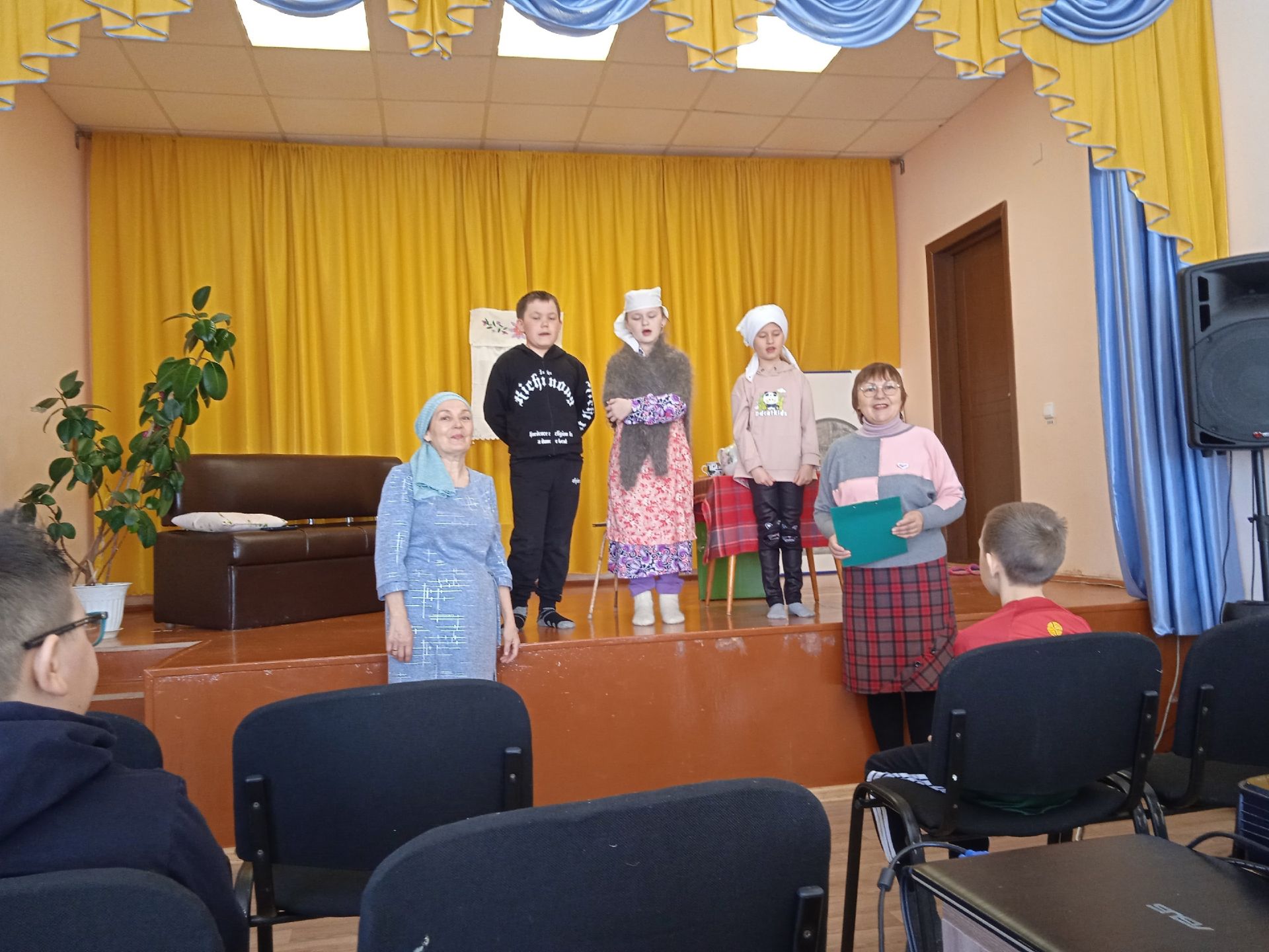 Бакырчы мәдәният йортында, балалар белән Фоат Садриевның » Икмәк тәме » исемле әсәрен сәхнәләштергәннәр