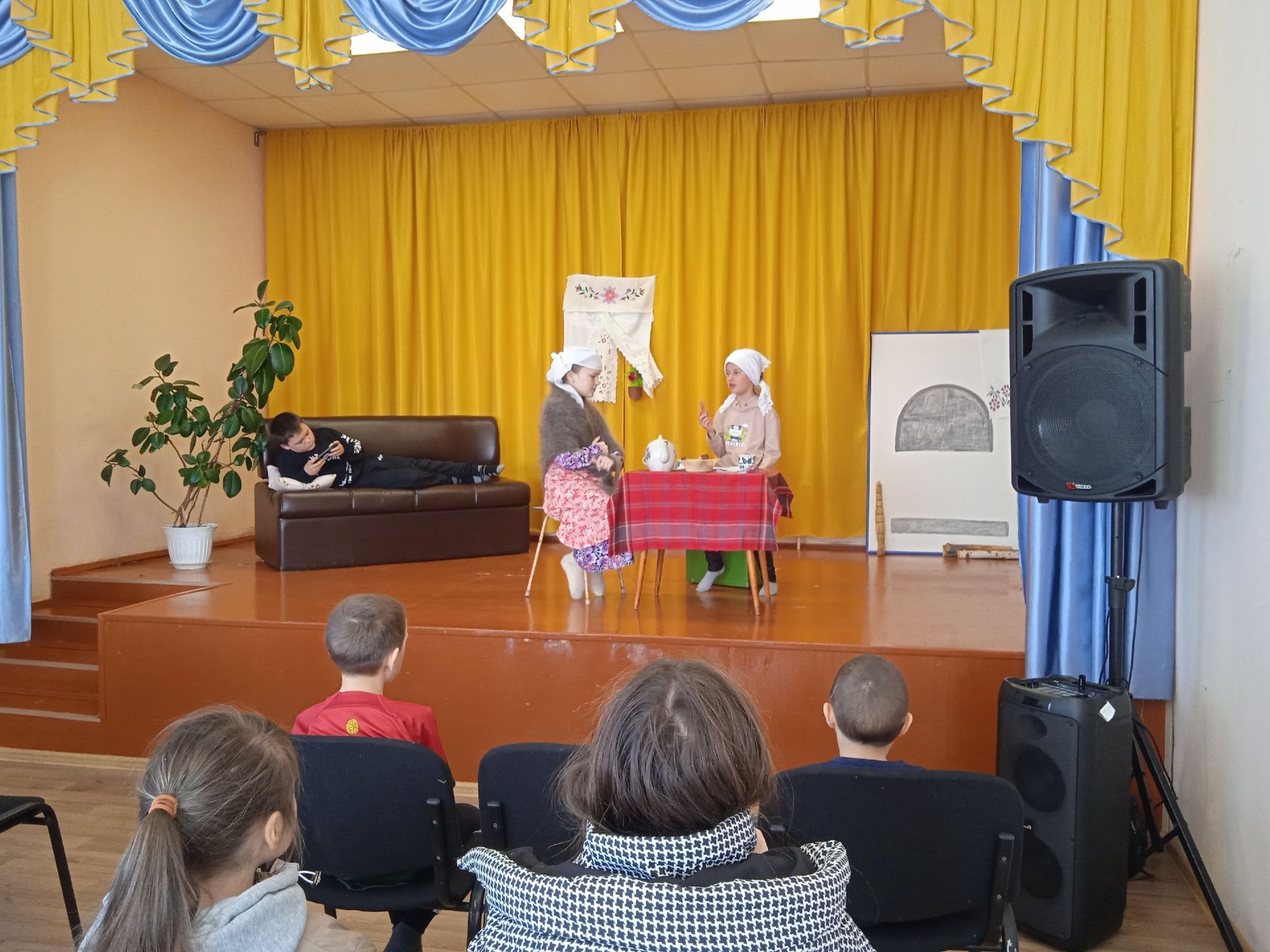 Бакырчы мәдәният йортында, балалар белән Фоат Садриевның » Икмәк тәме » исемле әсәрен сәхнәләштергәннәр