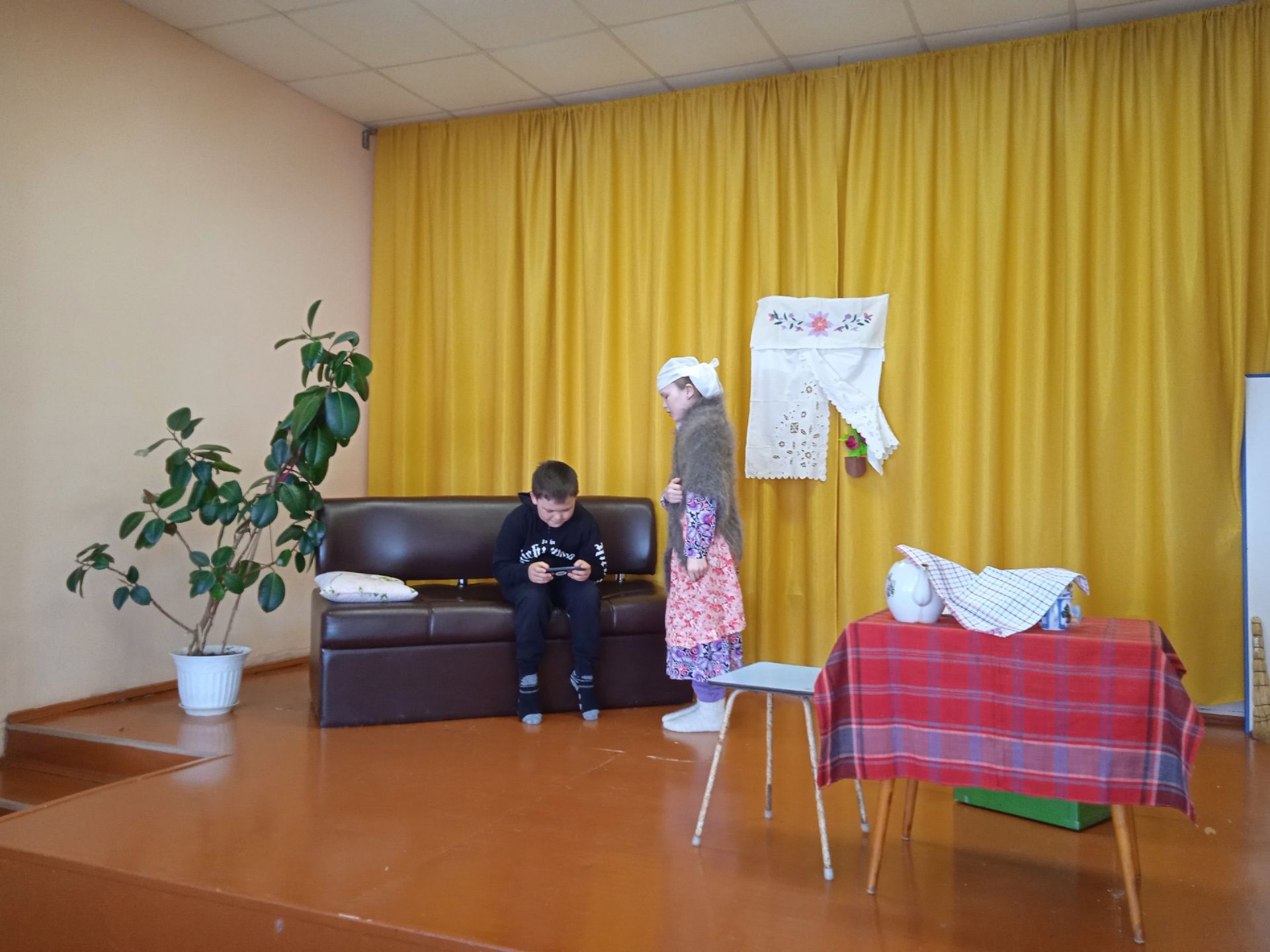 Бакырчы мәдәният йортында, балалар белән Фоат Садриевның » Икмәк тәме » исемле әсәрен сәхнәләштергәннәр