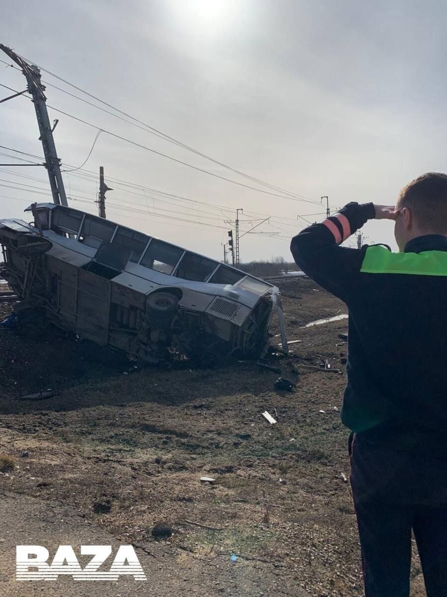 Поезд автобусны бәрдергән: сигез кеше һәлак булган