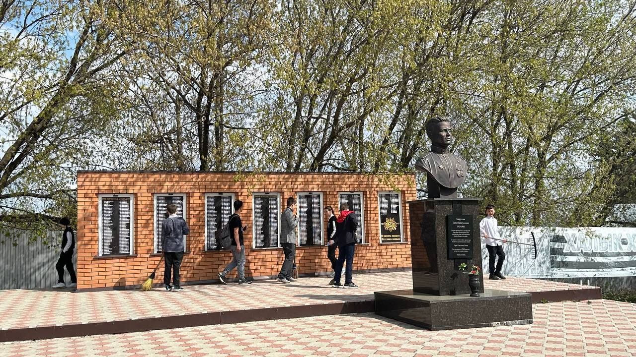 Җиңү көне якынлашканда Норлат мәктәбе волонтерлары һәйкәл тирәсен чистартты
