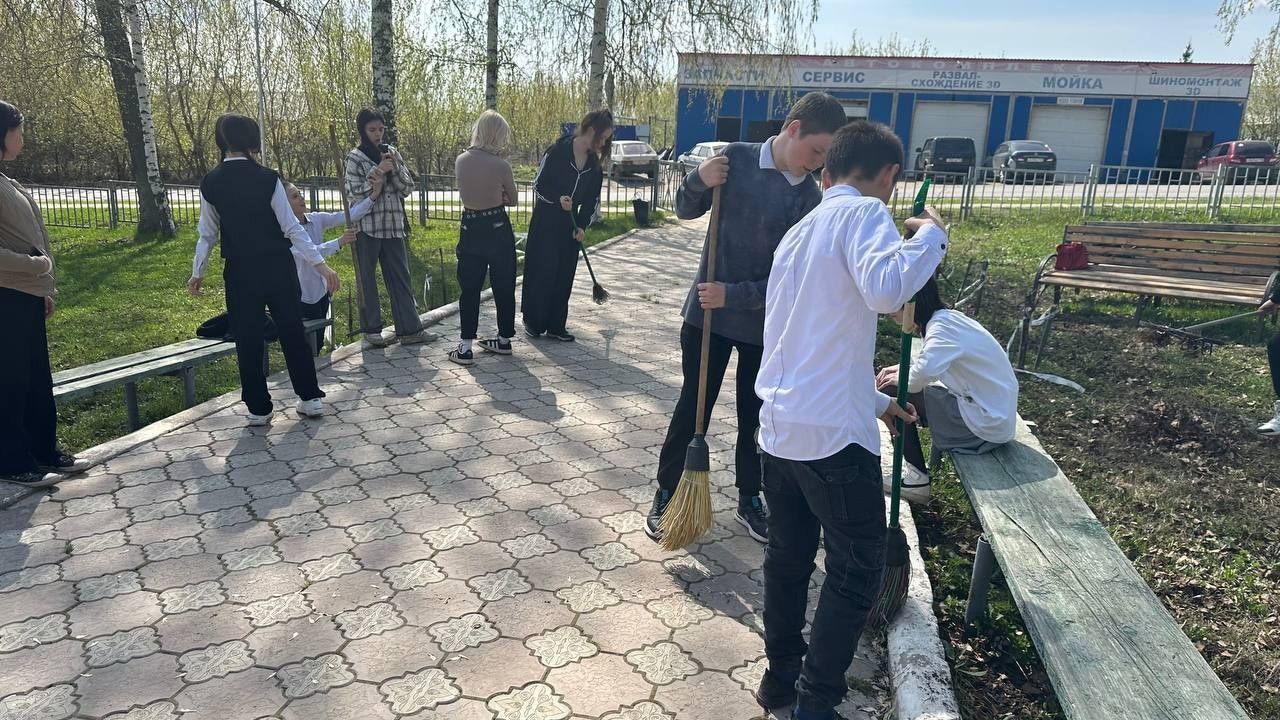 Җиңү көне якынлашканда Норлат мәктәбе волонтерлары һәйкәл тирәсен чистартты