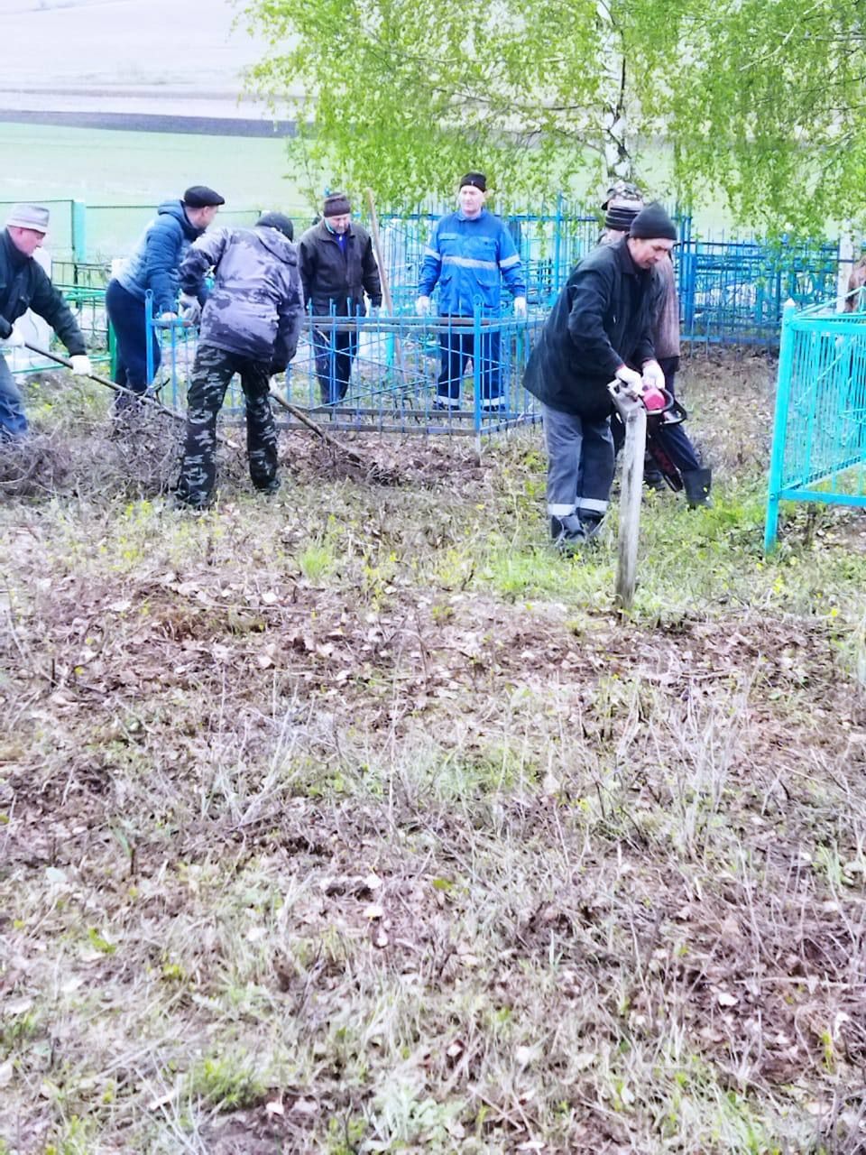 Бүген Бәчек авылында зират өстендә узган өмәдә 80нән артык кеше катнашты