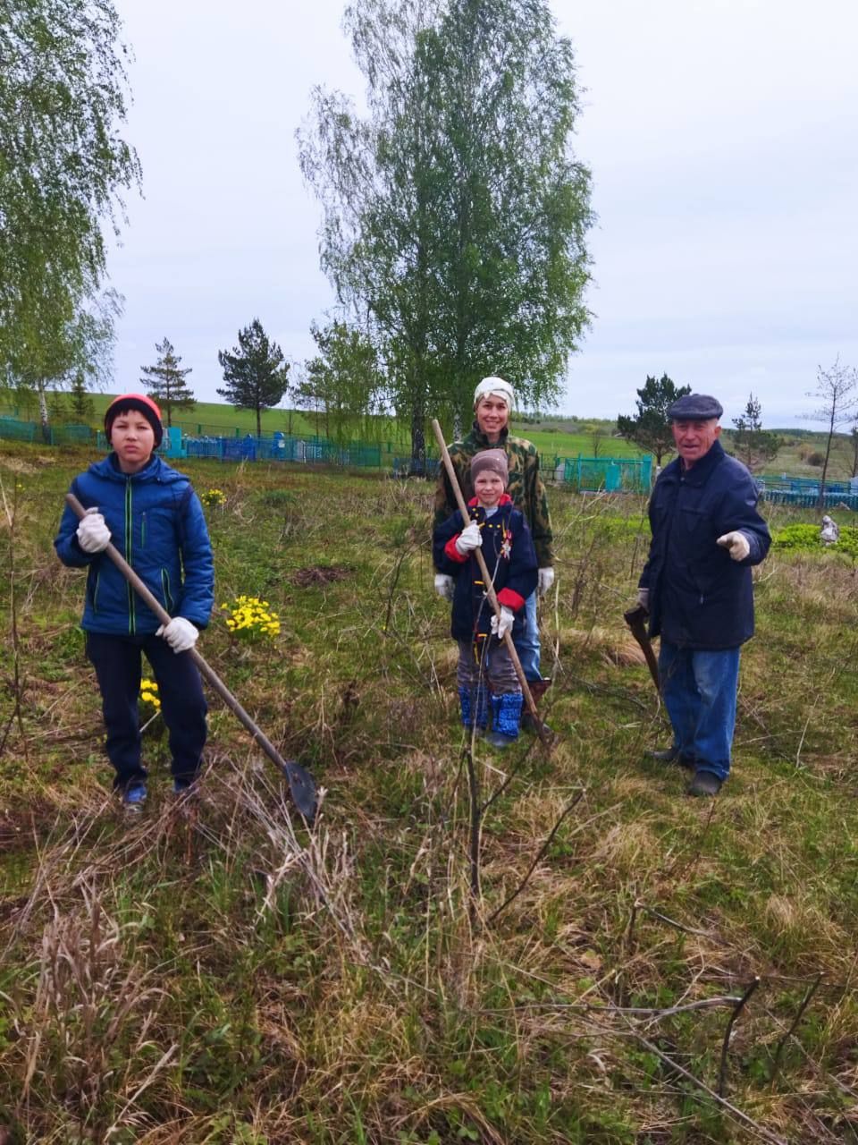 Бүген Бәчек авылында зират өстендә узган өмәдә 80нән артык кеше катнашты