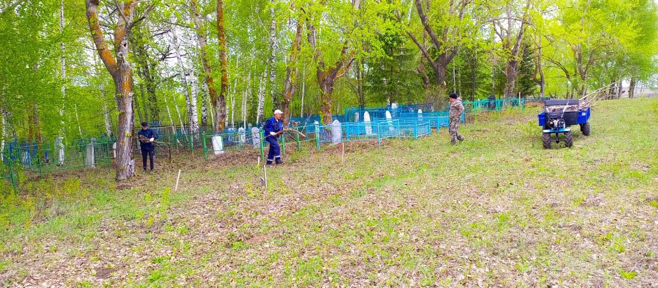 Бүген зиратларыбызда өмәләр оештырылды, бик зур эшләр башкарылды
