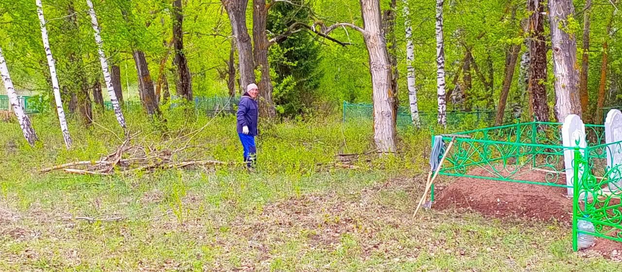Бүген зиратларыбызда өмәләр оештырылды, бик зур эшләр башкарылды