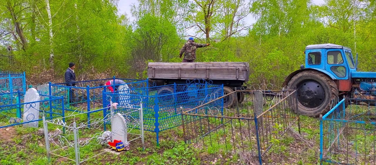 Бүген зиратларыбызда өмәләр оештырылды, бик зур эшләр башкарылды