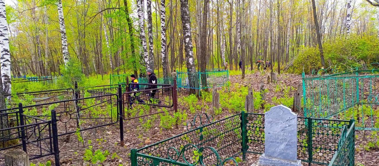 Бүген зиратларыбызда өмәләр оештырылды, бик зур эшләр башкарылды