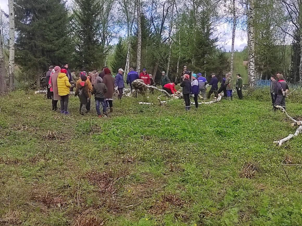 Бишнә авылы зиратларында да өмә оештырылды