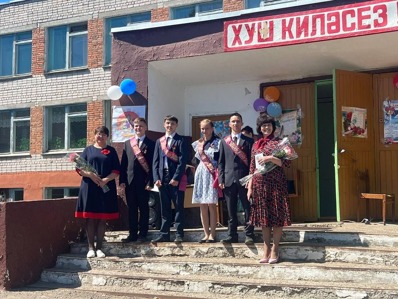 Мулла Иле мәктәбен быел 4 укучы – 1 кыз һәм 3 егет тәмамлады, алар өчен кыңгырау соңгы тапкыр чыңлады