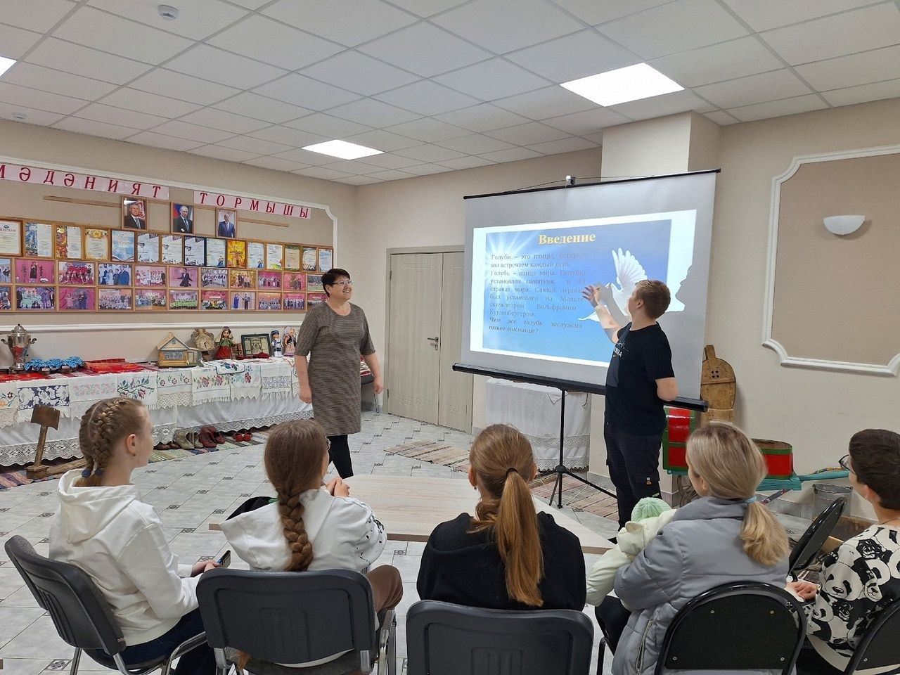 Мулла Иле мәдәният йортында Пушкин картасы буенча, “Күгәрчен – тынычлык символы” дигән исем астында яшүсмерләр өчен кәгазьдән күгәрчен ясау буенча мастер – класс үткәрелде
