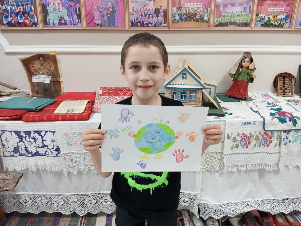 Мулла Иле Мәдәният йортында, СВО катнашучыларына ярдәм итү йөзеннән «Дөнья - балалар күзлегеннән» дип исемләнгән балаларның рәсем күргәзмәсе оештырганнар.