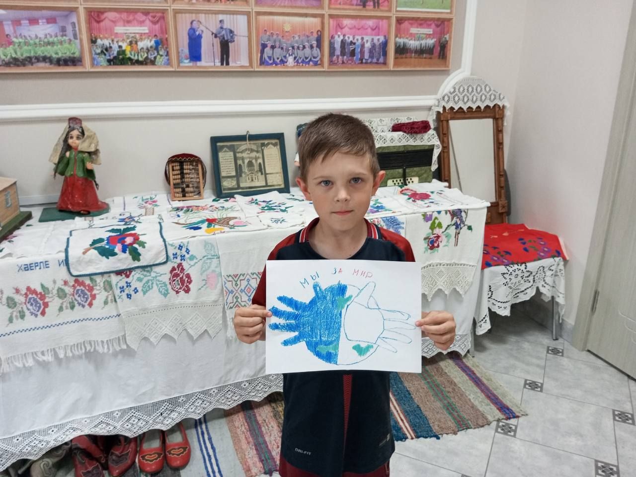 Мулла Иле Мәдәният йортында, СВО катнашучыларына ярдәм итү йөзеннән «Дөнья - балалар күзлегеннән» дип исемләнгән балаларның рәсем күргәзмәсе оештырганнар.