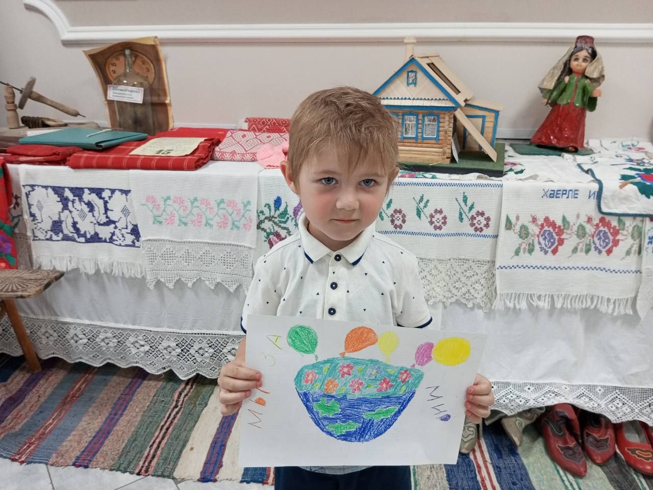 Мулла Иле Мәдәният йортында, СВО катнашучыларына ярдәм итү йөзеннән «Дөнья - балалар күзлегеннән» дип исемләнгән балаларның рәсем күргәзмәсе оештырганнар.