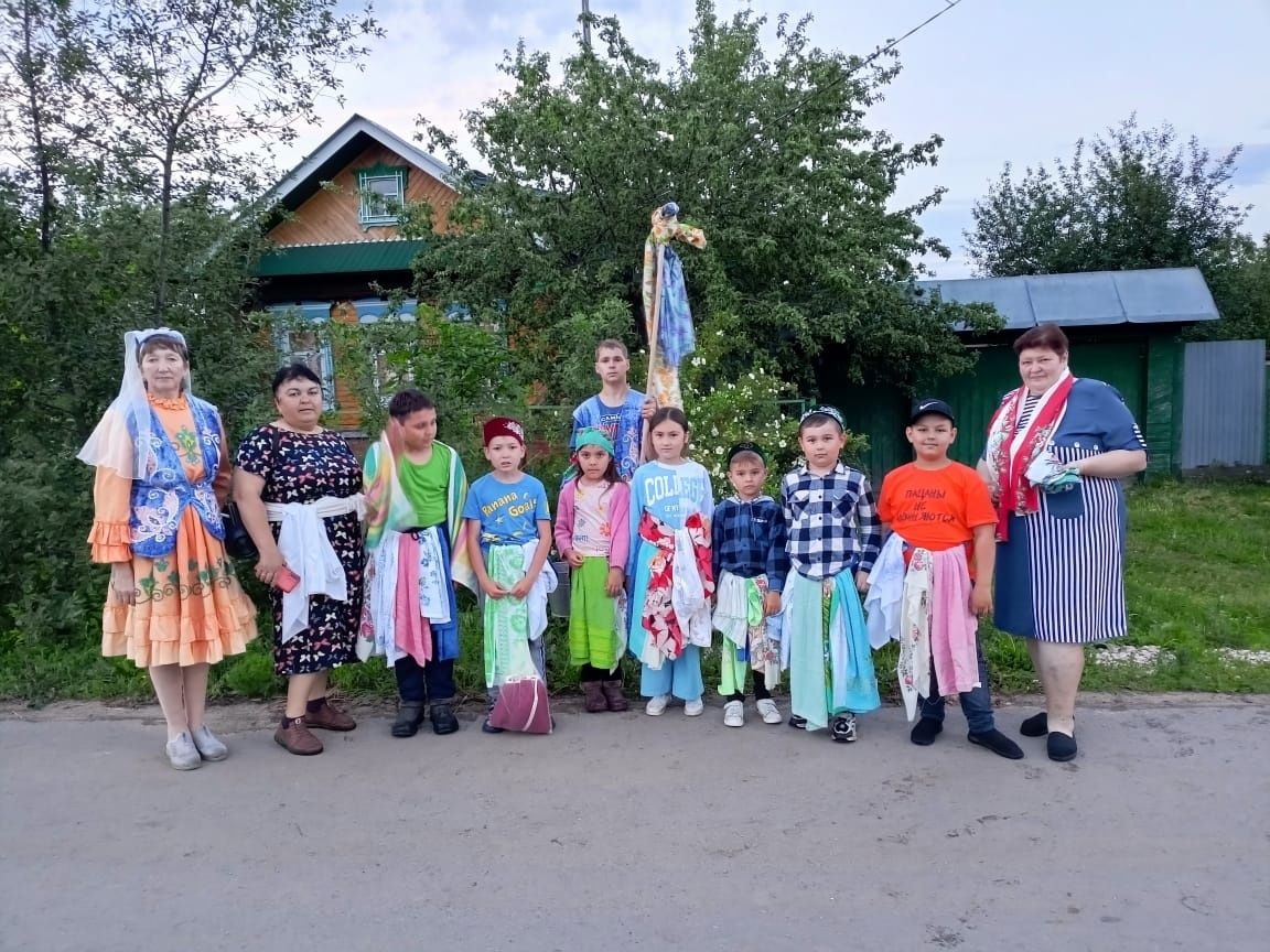 Карашәмлеләр авыл урамнарын тутырып, традиция буенча Сабантуйга сөлге җыйдылар