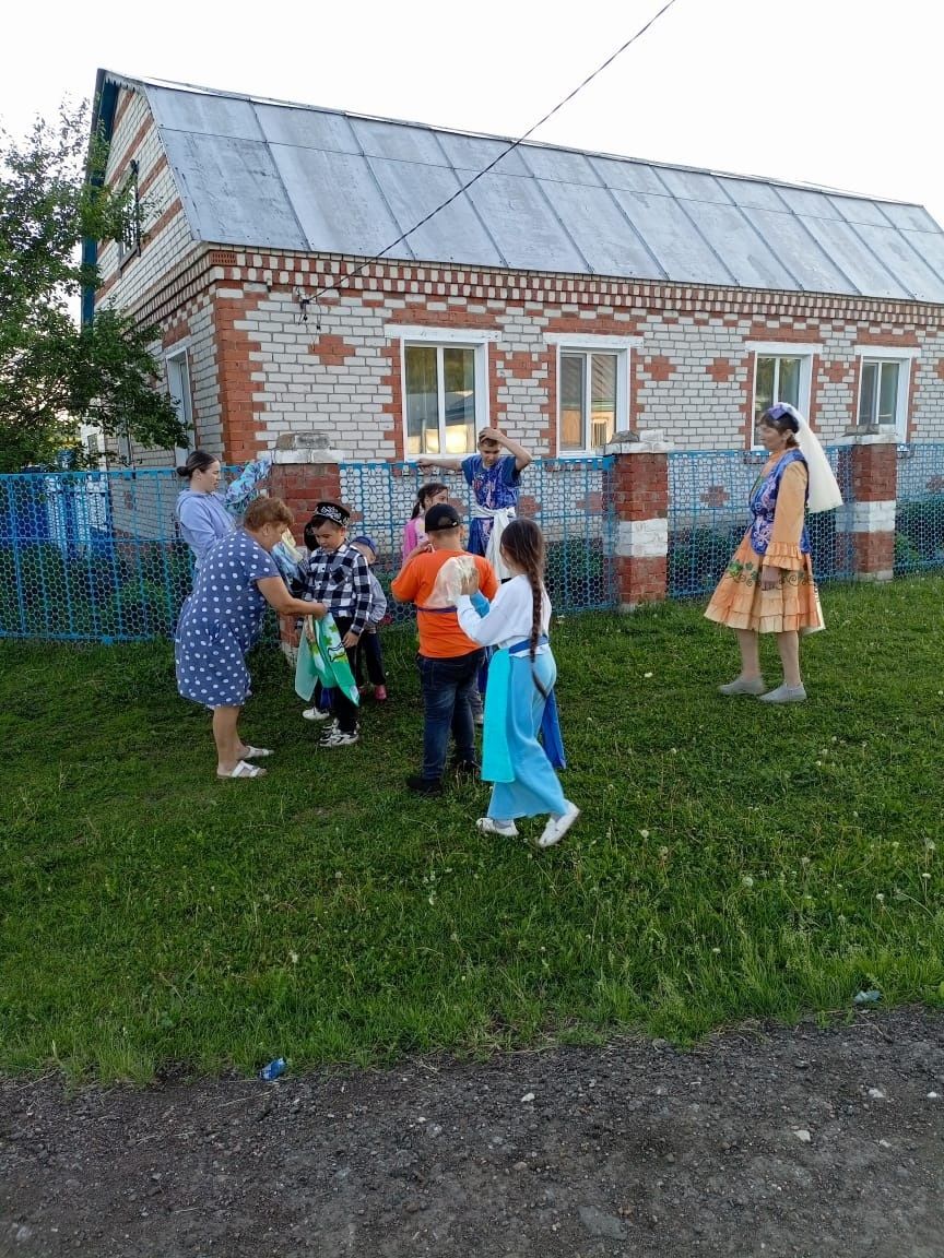 Карашәмлеләр авыл урамнарын тутырып, традиция буенча Сабантуйга сөлге җыйдылар