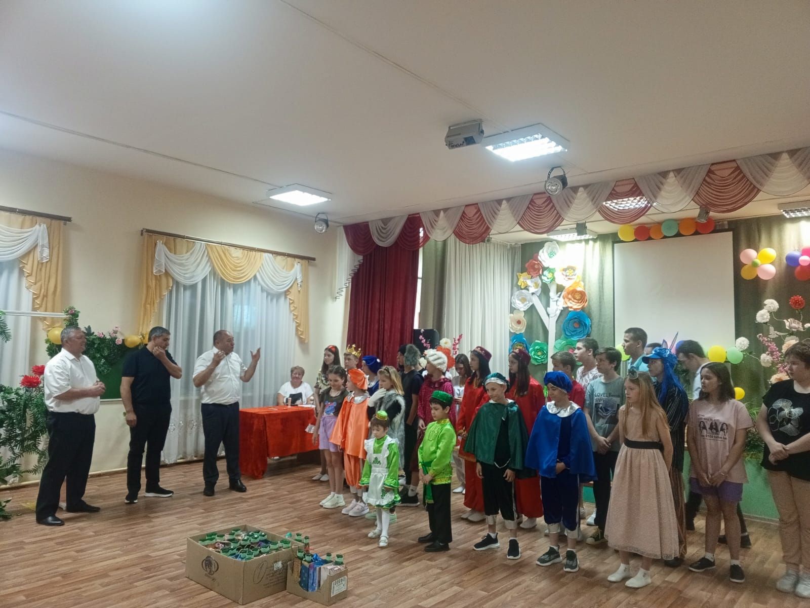 Җәйнең беренче көннәрендә Зеленодольск һәм районның Әзербайҗан милли-мәдәни автономиясе вәкилләре Норлат балалар йортына бүләкләр белән килде