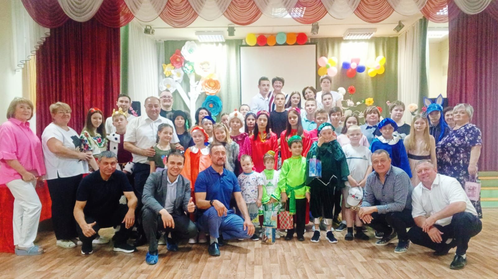 Җәйнең беренче көннәрендә Зеленодольск һәм районның Әзербайҗан милли-мәдәни автономиясе вәкилләре Норлат балалар йортына бүләкләр белән килде