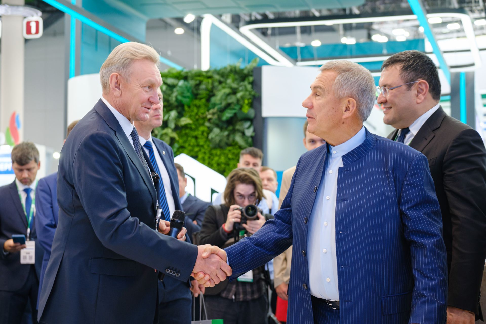 «Транснефть» ГАҖ стендын «TatOilExpo-2024» күргәзмәсендә Рөстәм Миңнеханов карады