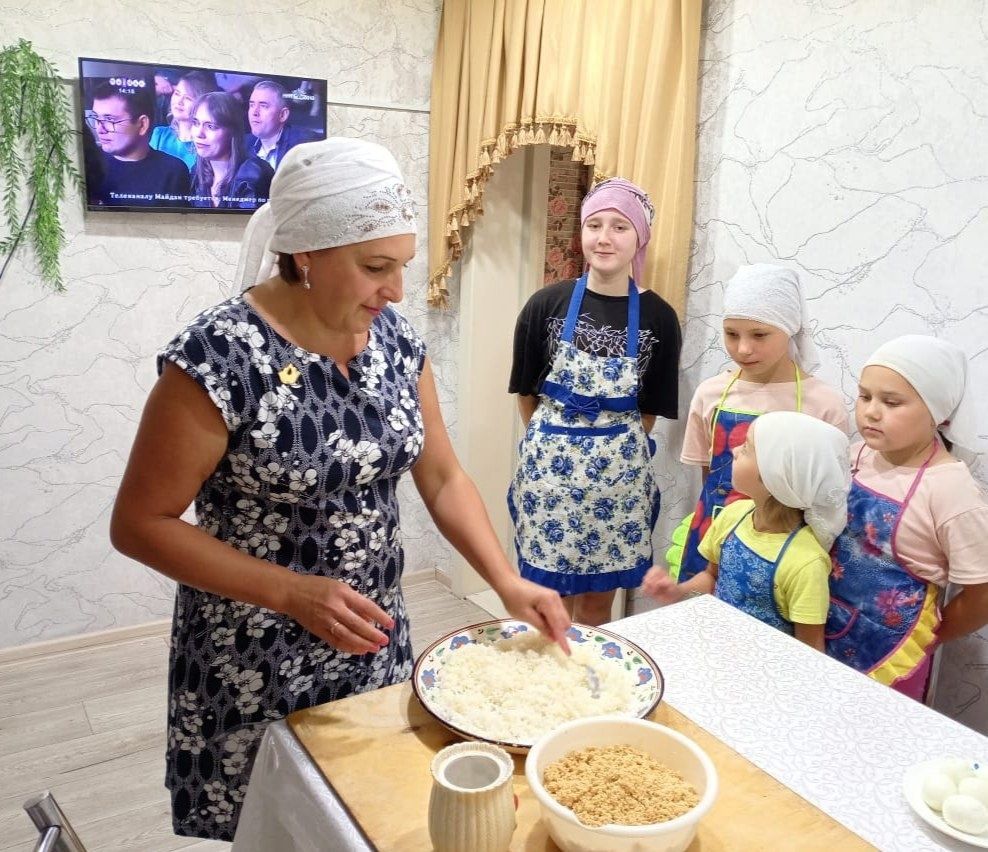 Акъегет мәдәният йортында «Мастер шеф» кулинария түгәрәгенә йөрүче кызлар гөбәдия пешергән