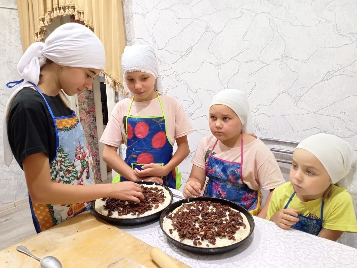 Акъегет мәдәният йортында «Мастер шеф» кулинария түгәрәгенә йөрүче кызлар гөбәдия пешергән