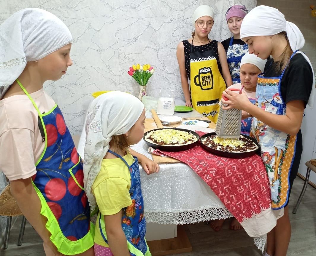 Акъегет мәдәният йортында «Мастер шеф» кулинария түгәрәгенә йөрүче кызлар гөбәдия пешергән