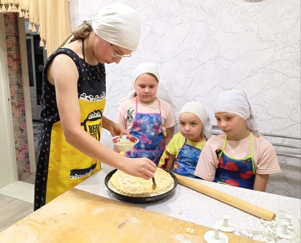 Акъегет мәдәният йортында «Мастер шеф» кулинария түгәрәгенә йөрүче кызлар гөбәдия пешергән