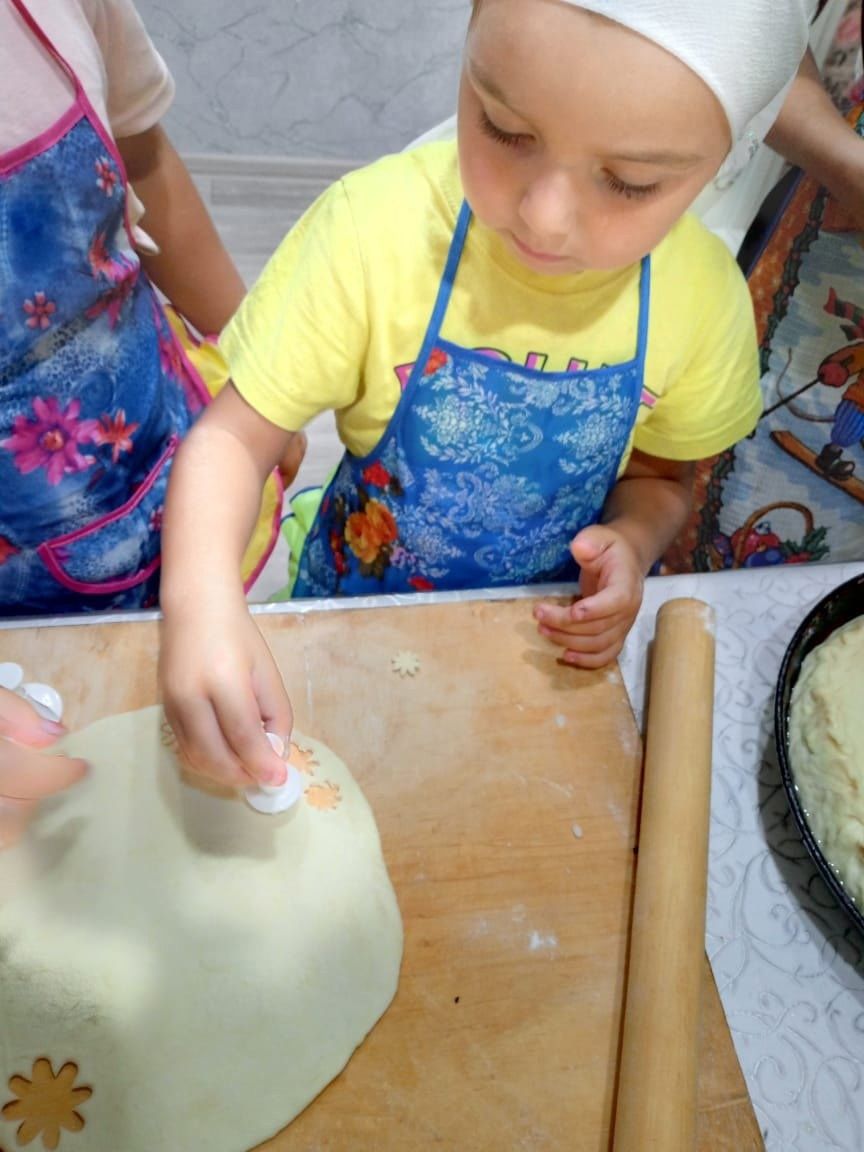 Акъегет мәдәният йортында «Мастер шеф» кулинария түгәрәгенә йөрүче кызлар гөбәдия пешергән