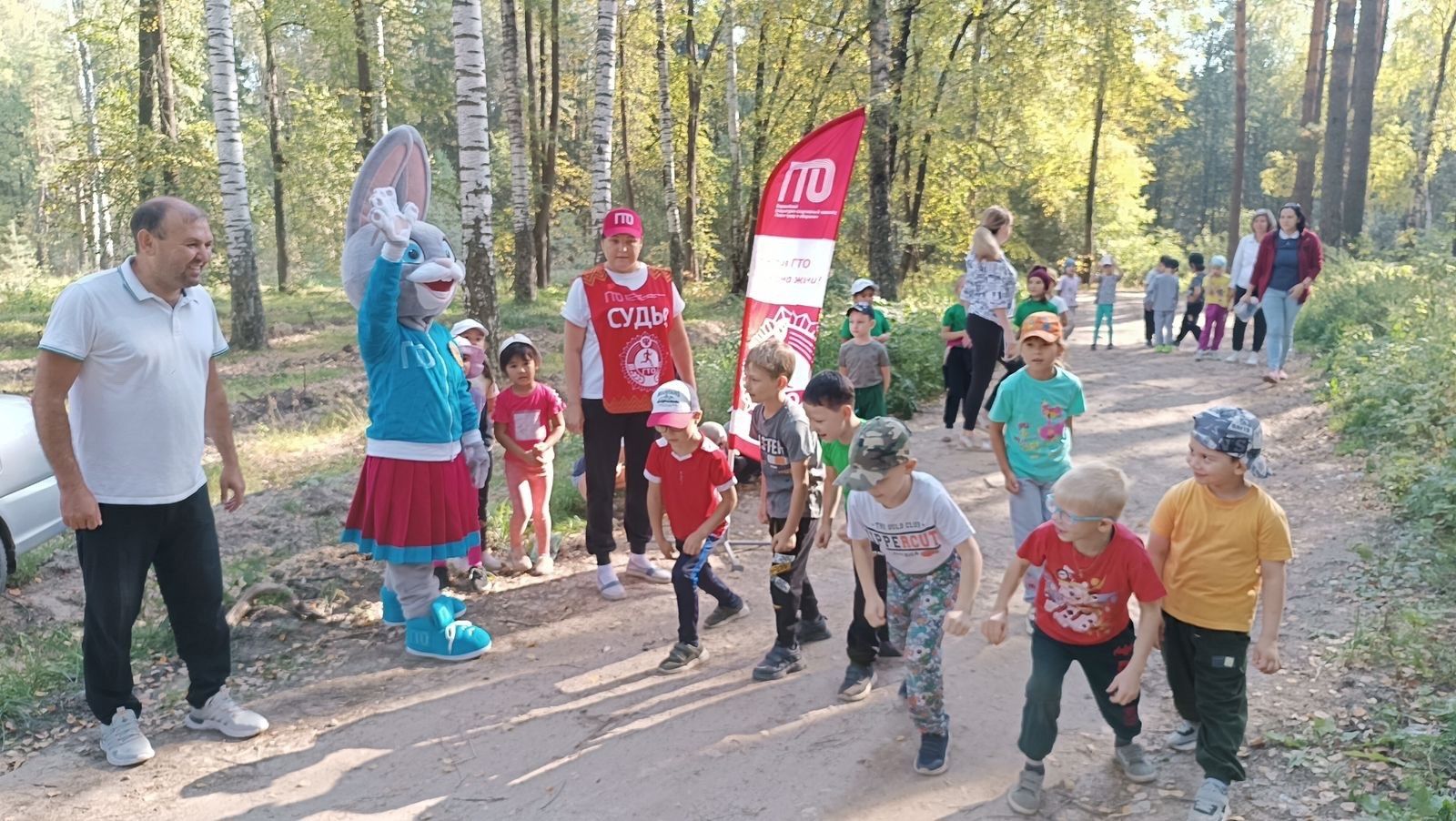 «Дюймовочка» балалар бакчасы тәрбияләнүчеләре һәм педагоглары ГТО нормалары тапшырды