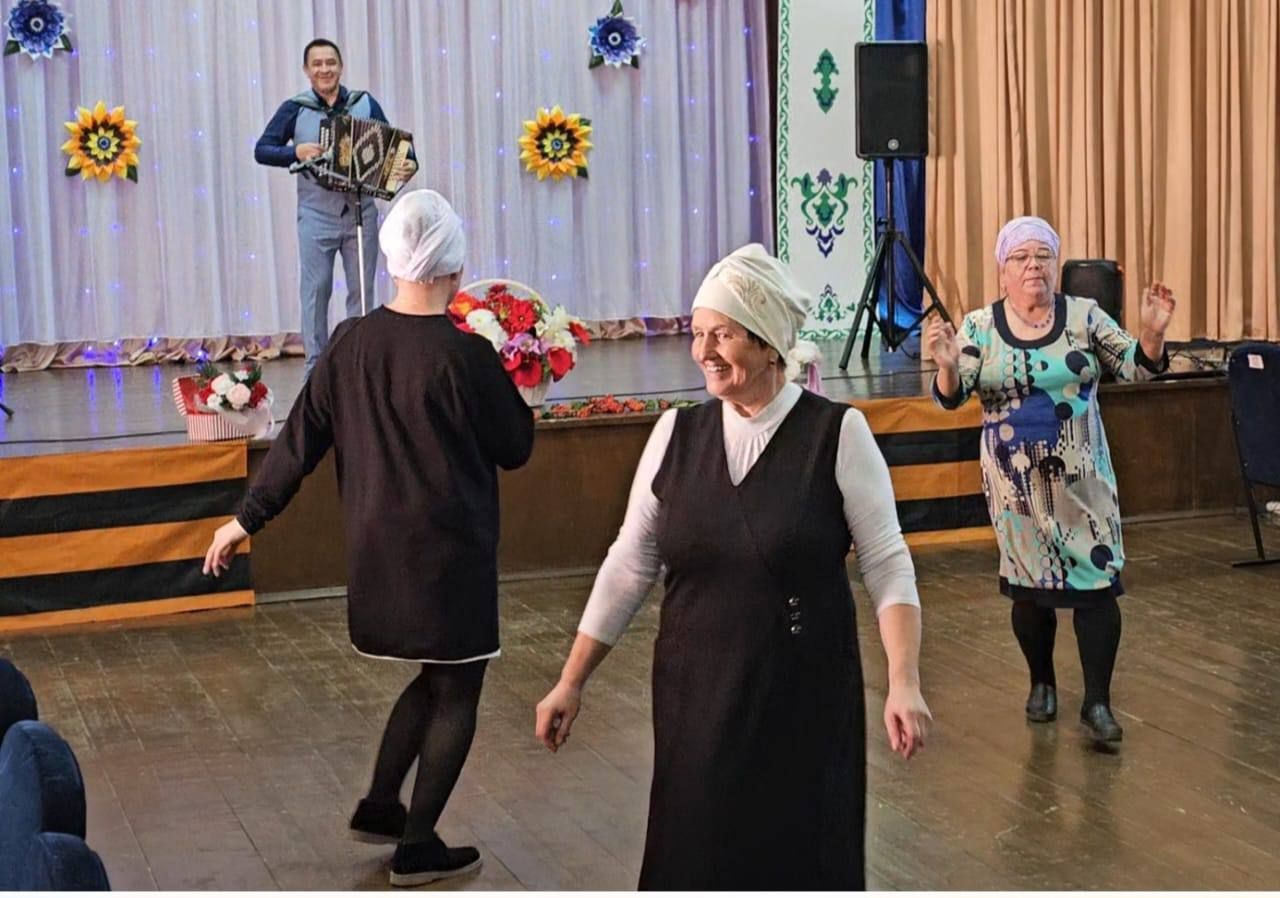 Карагуҗа авылында Өлкәннәр көненә багышланган концерт узды
