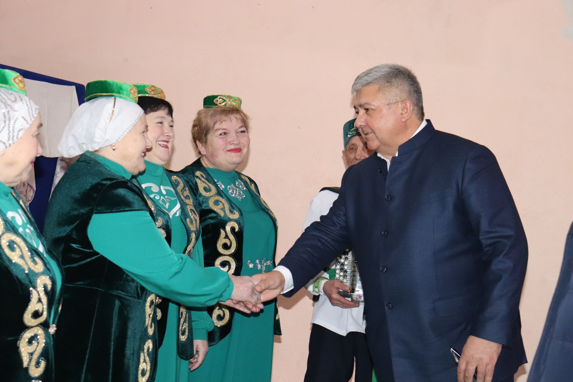 «Кем эшләгәндә шундый дәрәҗәләр алган булды соң?»