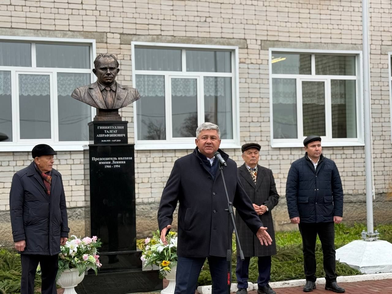 Татар Танаенда Тәлгать Әшрәфҗан улы Гыйниятуллинның бюсты ачылды