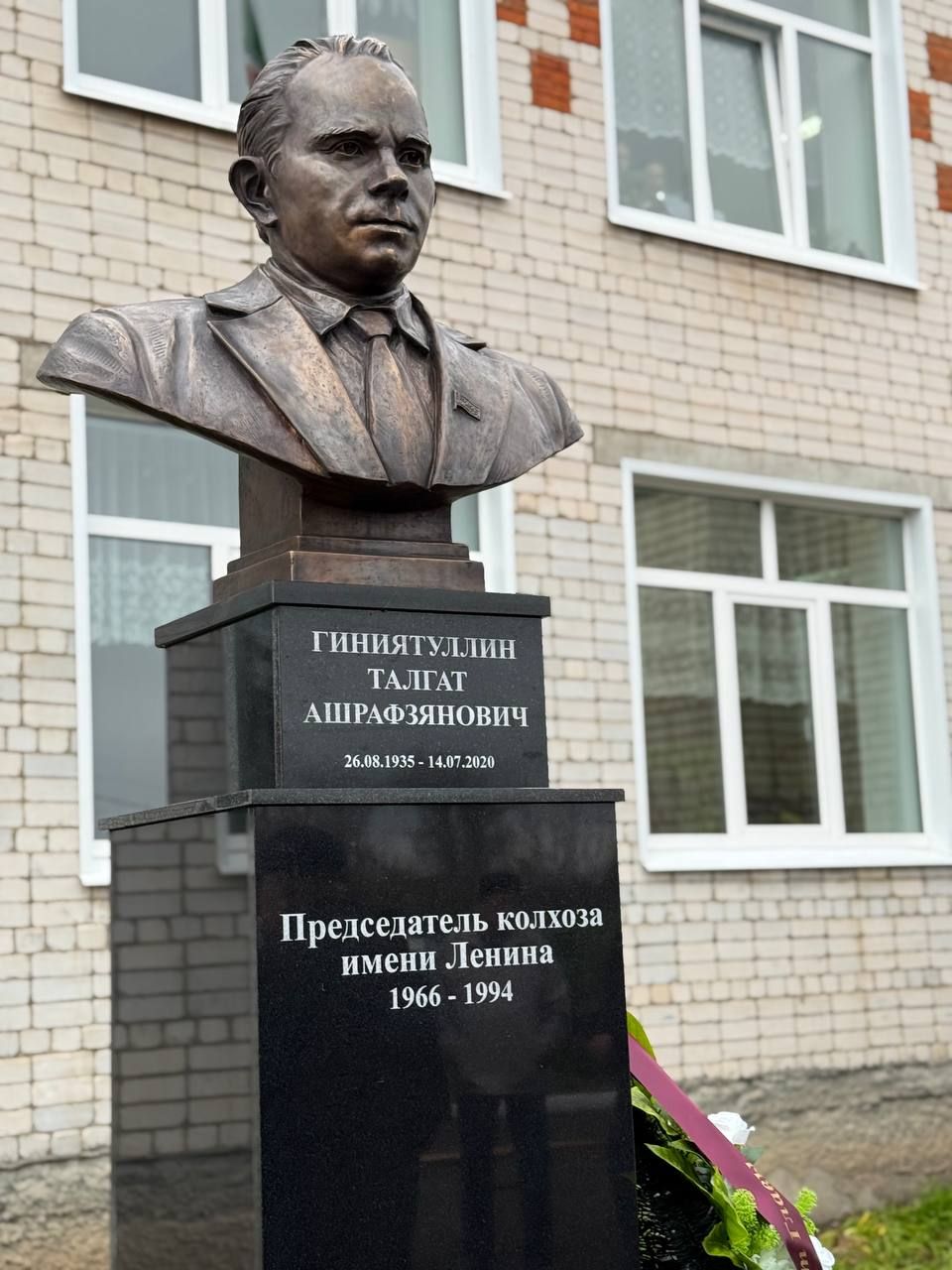 Татар Танаенда Тәлгать Әшрәфҗан улы Гыйниятуллинның бюсты ачылды