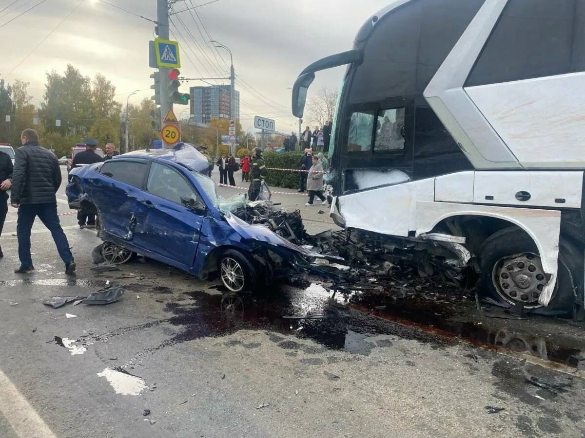 Автобус белән коточкыч юл-транспорт һәлакәте булган