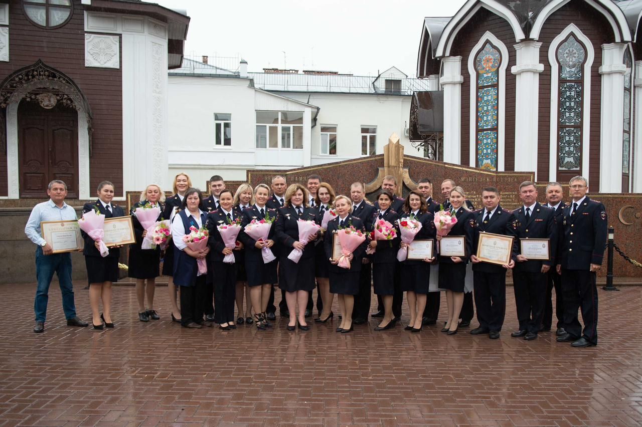 Полиция хезмәткәрләре көне белән!