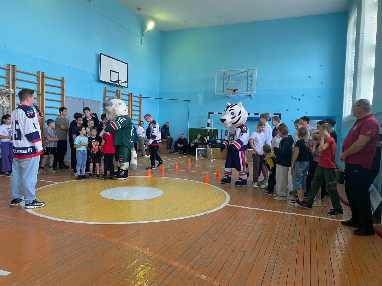 ТР хоккей Федерациясе Норлат балалар йортына зур бүләк ясады