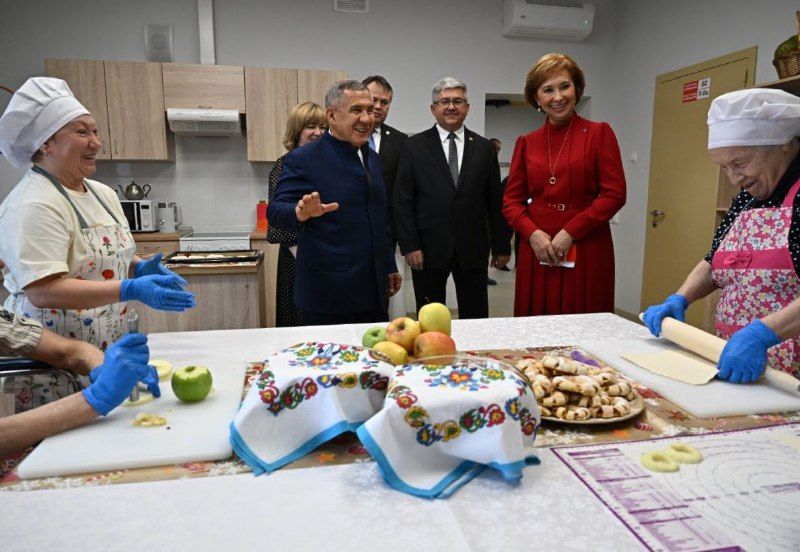 Рөстәм Миңнеханов Яшел Үзәннең картлар һәм инвалидлар интернат-йортына килде