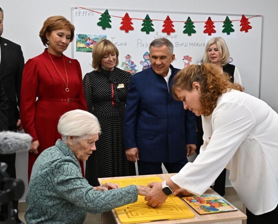 Рөстәм Миңнеханов Яшел Үзәннең картлар һәм инвалидлар интернат-йортына килде