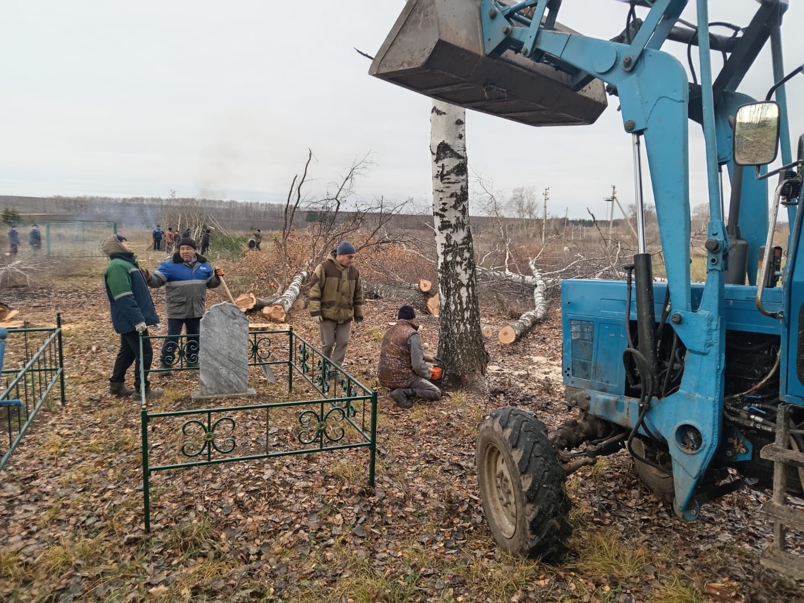 Олы Ачасыр авылы зиратында зур өмә узды