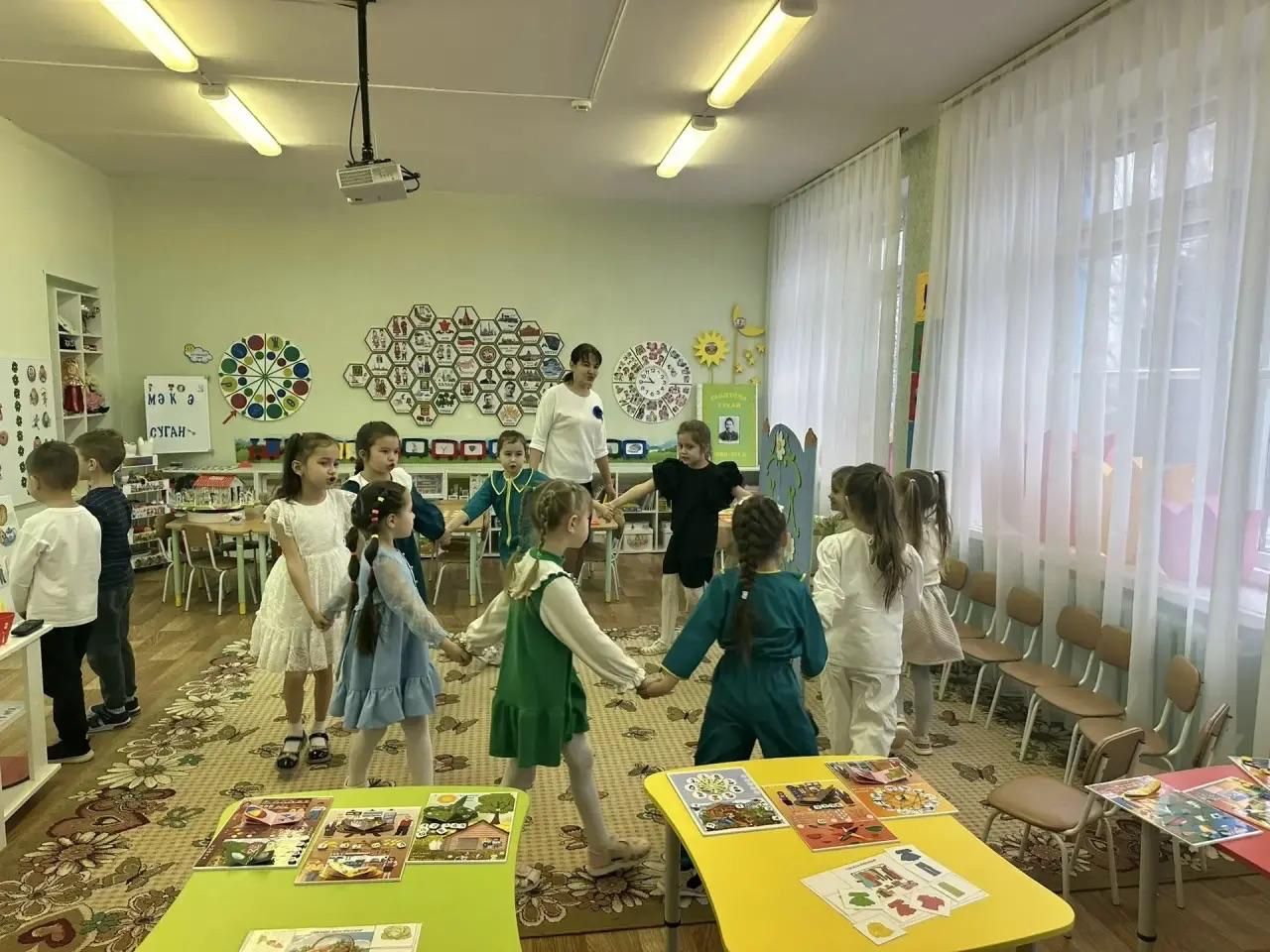 Татарстан Республикасы Дәүләт Советы депутаты Осиново гимназиясендә һәм «Күкчәчәкләр» балалар бакчасында булды