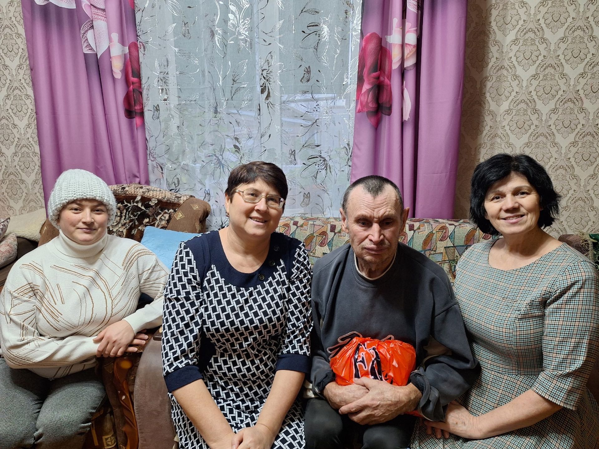 Мулла Иле мәдәният йорты һәм китапханә хезмәткәрләре мөмкинлекләре чикле булган авылдашларына күчтәнәчләр тапшырды