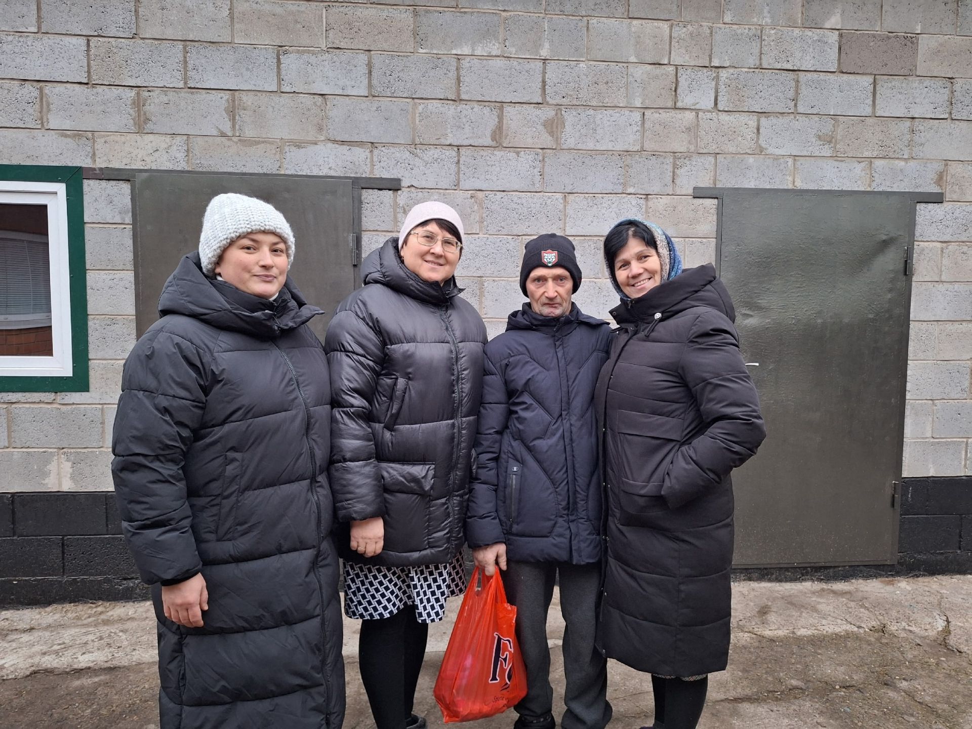 Мулла Иле мәдәният йорты һәм китапханә хезмәткәрләре мөмкинлекләре чикле булган авылдашларына күчтәнәчләр тапшырды