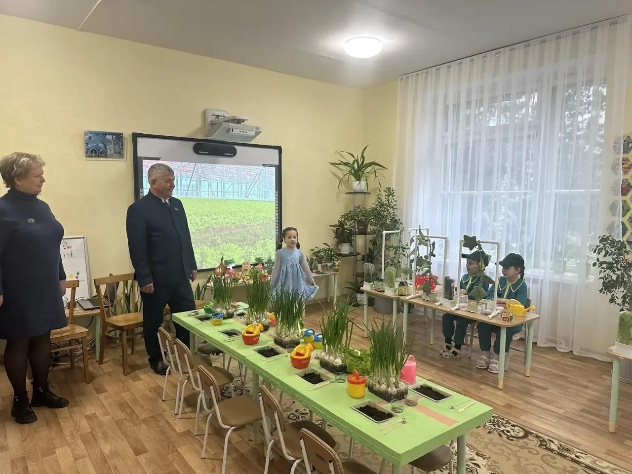 Татарстан Республикасы Дәүләт Советы депутаты Осиново гимназиясендә һәм «Күкчәчәкләр» балалар бакчасында булды