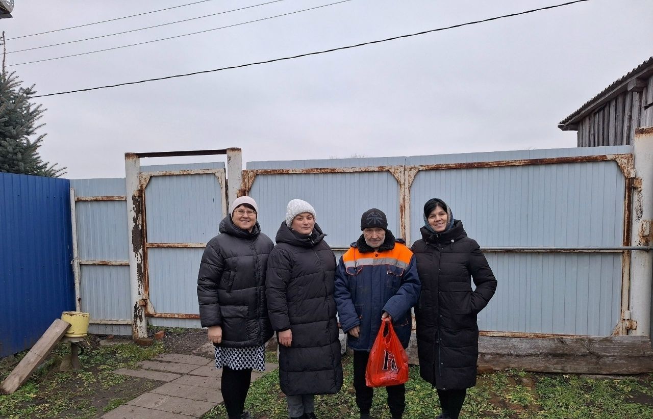 Мулла Иле мәдәният йорты һәм китапханә хезмәткәрләре мөмкинлекләре чикле булган авылдашларына күчтәнәчләр тапшырды