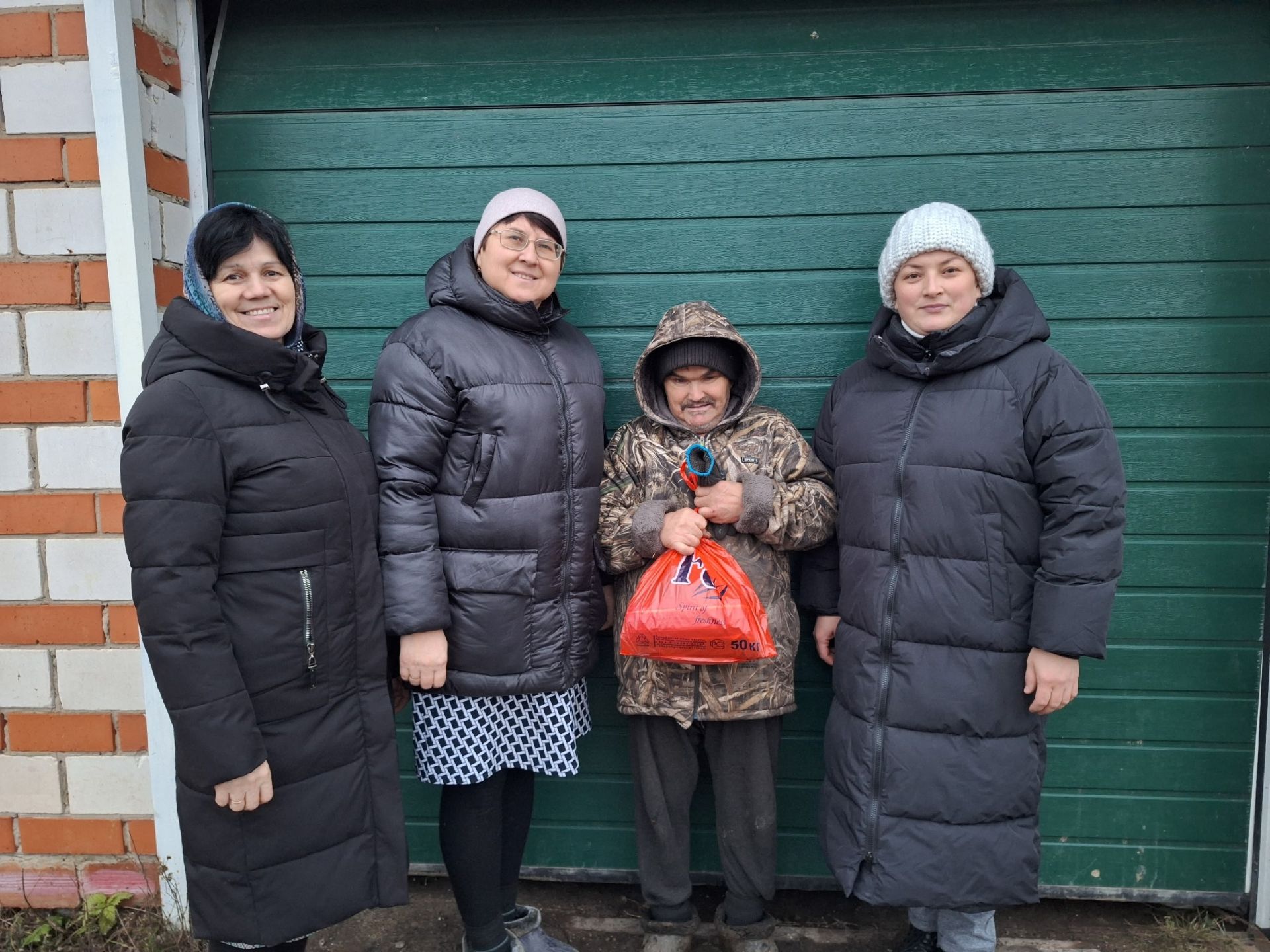 Мулла Иле мәдәният йорты һәм китапханә хезмәткәрләре мөмкинлекләре чикле булган авылдашларына күчтәнәчләр тапшырды