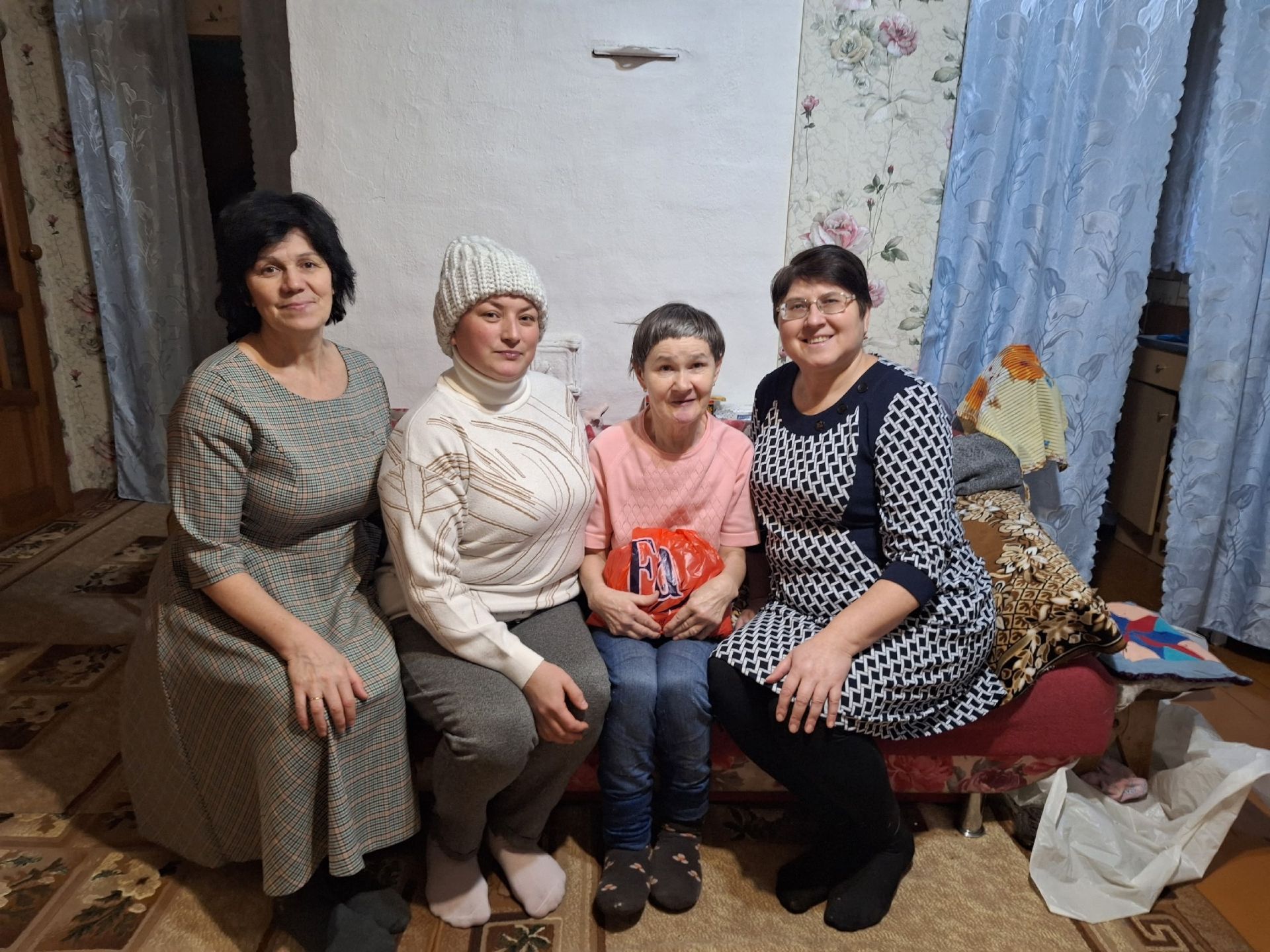 Мулла Иле мәдәният йорты һәм китапханә хезмәткәрләре мөмкинлекләре чикле булган авылдашларына күчтәнәчләр тапшырды