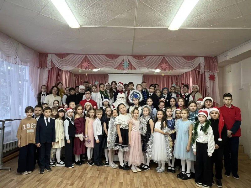 Әйшә гимназиясендә  “Яңа ел маҗаралары” дип исемләнгән чыршы бәйрәме узды