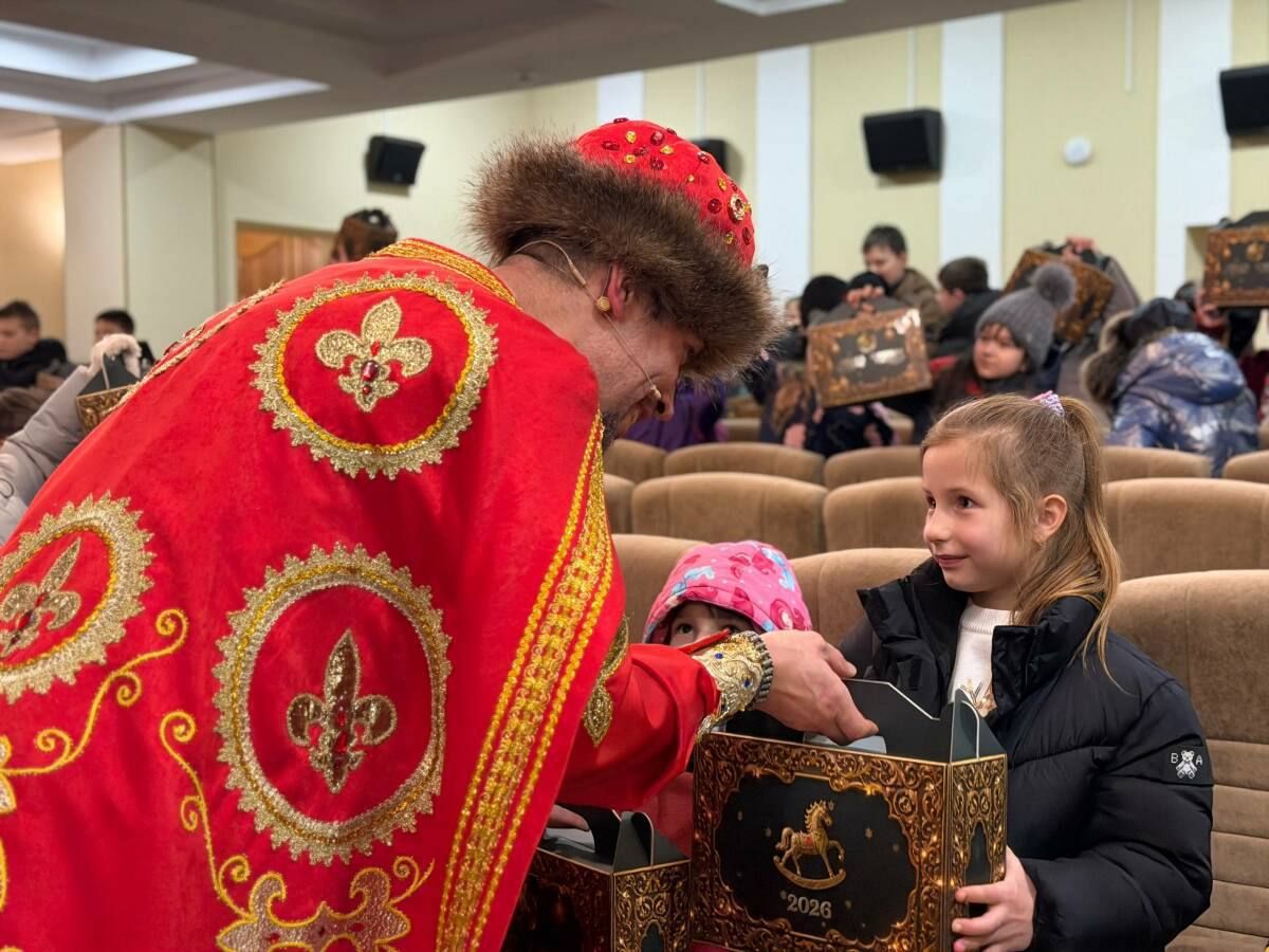 Яшел Үзән Музыкаль театр артистлары Лисичанск һәм Рубежный балалары өчен Яңа ел концертларында катнашты